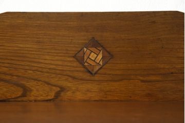 ブックケースをリペア&カスタム!欠損部分のガラスを交換し、棚受けと棚板2枚新規製作。修繕箇所・内部は本体と馴染ませて、現状のお品物に合わせて1トーン程落ち着いた色に着色。(本箱、戸棚、キャビネット)