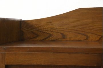 ブックケースをリペア&カスタム!欠損部分のガラスを交換し、棚受けと棚板2枚新規製作。修繕箇所・内部は本体と馴染ませて、現状のお品物に合わせて1トーン程落ち着いた色に着色。(本箱、戸棚、キャビネット)