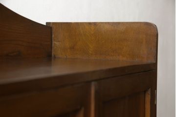 ブックケースをリペア&カスタム!欠損部分のガラスを交換し、棚受けと棚板2枚新規製作。修繕箇所・内部は本体と馴染ませて、現状のお品物に合わせて1トーン程落ち着いた色に着色。(本箱、戸棚、キャビネット)