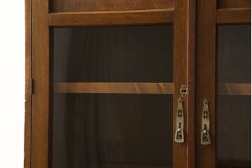 ブックケースをリペア&カスタム!欠損部分のガラスを交換し、棚受けと棚板2枚新規製作。修繕箇所・内部は本体と馴染ませて、現状のお品物に合わせて1トーン程落ち着いた色に着色。(本箱、戸棚、キャビネット)