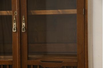 ブックケースをリペア&カスタム!欠損部分のガラスを交換し、棚受けと棚板2枚新規製作。修繕箇所・内部は本体と馴染ませて、現状のお品物に合わせて1トーン程落ち着いた色に着色。(本箱、戸棚、キャビネット)