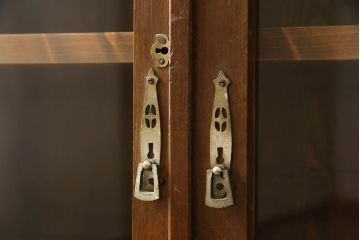 ブックケースをリペア&カスタム!欠損部分のガラスを交換し、棚受けと棚板2枚新規製作。修繕箇所・内部は本体と馴染ませて、現状のお品物に合わせて1トーン程落ち着いた色に着色。(本箱、戸棚、キャビネット)