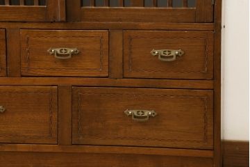 ブックケースをリペア&カスタム!欠損部分のガラスを交換し、棚受けと棚板2枚新規製作。修繕箇所・内部は本体と馴染ませて、現状のお品物に合わせて1トーン程落ち着いた色に着色。(本箱、戸棚、キャビネット)