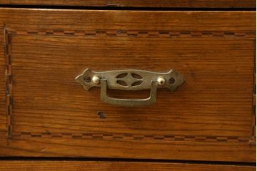 ブックケースをリペア&カスタム!欠損部分のガラスを交換し、棚受けと棚板2枚新規製作。修繕箇所・内部は本体と馴染ませて、現状のお品物に合わせて1トーン程落ち着いた色に着色。(本箱、戸棚、キャビネット)