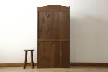 ブックケースをリペア&カスタム!欠損部分のガラスを交換し、棚受けと棚板2枚新規製作。修繕箇所・内部は本体と馴染ませて、現状のお品物に合わせて1トーン程落ち着いた色に着色。(本箱、戸棚、キャビネット)