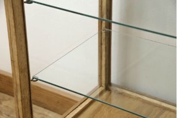 ガラスケースをリペア&カスタム!本体木部はストリップド加工をしクリアの蜜蝋ワックスにて。木脚を取り付け、本体と雰囲気を合わせた仕上げ。(ショーケース、陳列棚、店舗什器)
