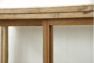 ガラスケースをリペア&カスタム!本体木部はストリップド加工をしクリアの蜜蝋ワックスにて。木脚を取り付け、本体と雰囲気を合わせた仕上げ。(ショーケース、陳列棚、店舗什器)