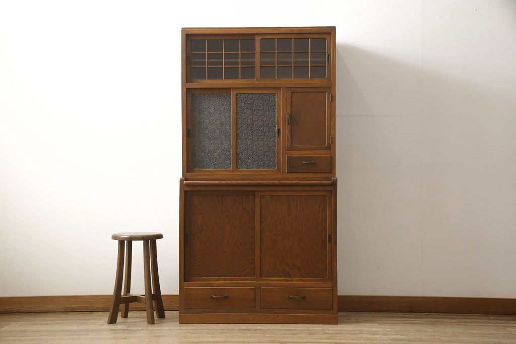 食器棚をリペア&カスタム!上段引き戸にゆらゆらガラスをはめこみ、下段引き戸内部に棚板を1枚製作。修繕箇所は本体と馴染ませ、現状のお品物に合わせて1トーン程落ち着いた色に着色。(収納棚、キャビネット)