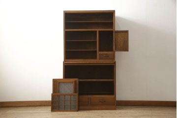 食器棚をリペア&カスタム!上段引き戸にゆらゆらガラスをはめこみ、下段引き戸内部に棚板を1枚製作。修繕箇所は本体と馴染ませ、現状のお品物に合わせて1トーン程落ち着いた色に着色。(収納棚、キャビネット)