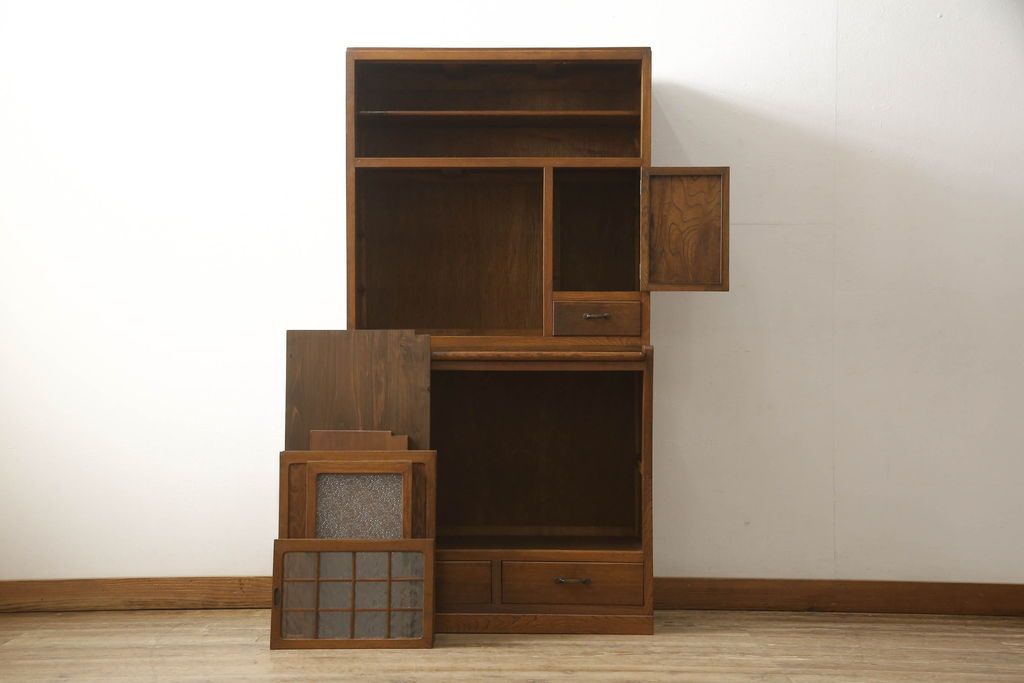 食器棚をリペア&カスタム!上段引き戸にゆらゆらガラスをはめこみ、下段引き戸内部に棚板を1枚製作。修繕箇所は本体と馴染ませ、現状のお品物に合わせて1トーン程落ち着いた色に着色。(収納棚、キャビネット)