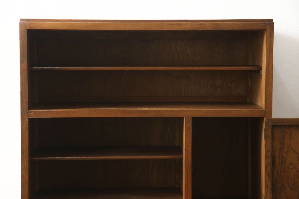 食器棚をリペア&カスタム!上段引き戸にゆらゆらガラスをはめこみ、下段引き戸内部に棚板を1枚製作。修繕箇所は本体と馴染ませ、現状のお品物に合わせて1トーン程落ち着いた色に着色。(収納棚、キャビネット)