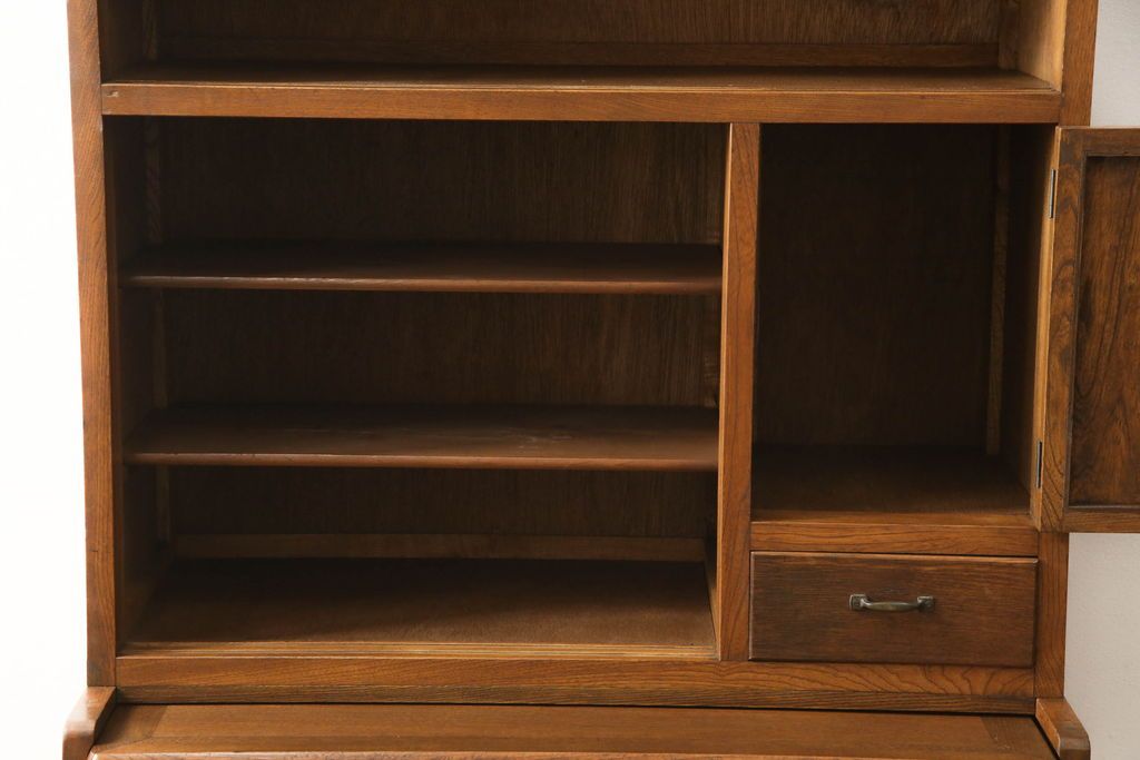 食器棚をリペア&カスタム!上段引き戸にゆらゆらガラスをはめこみ、下段引き戸内部に棚板を1枚製作。修繕箇所は本体と馴染ませ、現状のお品物に合わせて1トーン程落ち着いた色に着色。(収納棚、キャビネット)