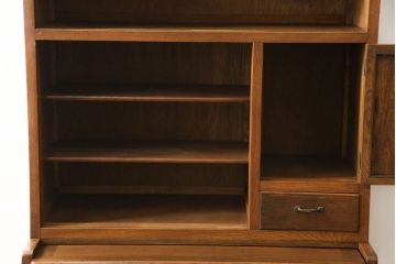 食器棚をリペア&カスタム!上段引き戸にゆらゆらガラスをはめこみ、下段引き戸内部に棚板を1枚製作。修繕箇所は本体と馴染ませ、現状のお品物に合わせて1トーン程落ち着いた色に着色。(収納棚、キャビネット)