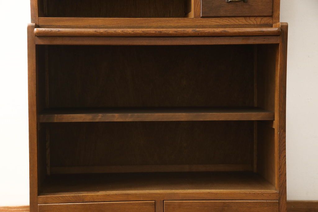 食器棚をリペア&カスタム!上段引き戸にゆらゆらガラスをはめこみ、下段引き戸内部に棚板を1枚製作。修繕箇所は本体と馴染ませ、現状のお品物に合わせて1トーン程落ち着いた色に着色。(収納棚、キャビネット)