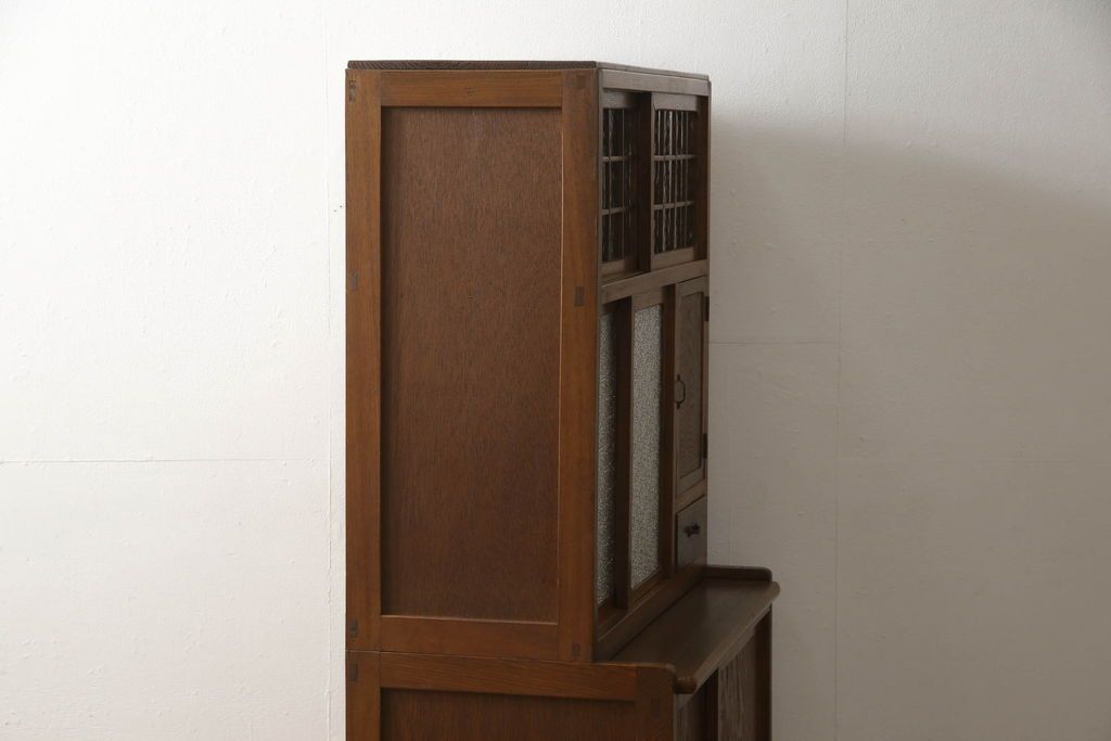 食器棚をリペア&カスタム!上段引き戸にゆらゆらガラスをはめこみ、下段引き戸内部に棚板を1枚製作。修繕箇所は本体と馴染ませ、現状のお品物に合わせて1トーン程落ち着いた色に着色。(収納棚、キャビネット)