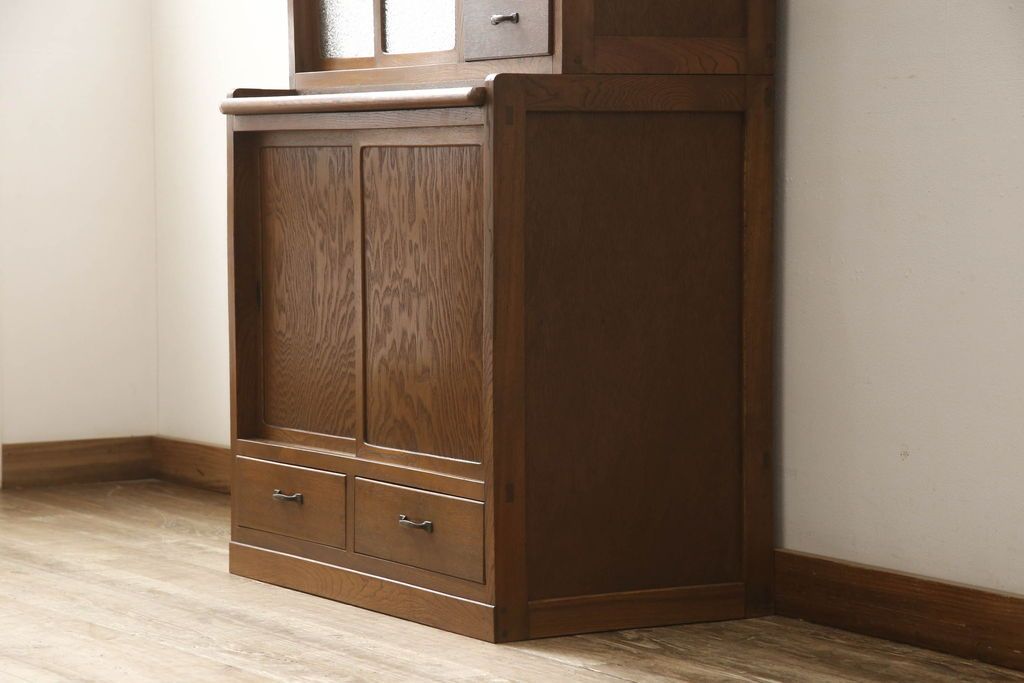 食器棚をリペア&カスタム!上段引き戸にゆらゆらガラスをはめこみ、下段引き戸内部に棚板を1枚製作。修繕箇所は本体と馴染ませ、現状のお品物に合わせて1トーン程落ち着いた色に着色。(収納棚、キャビネット)