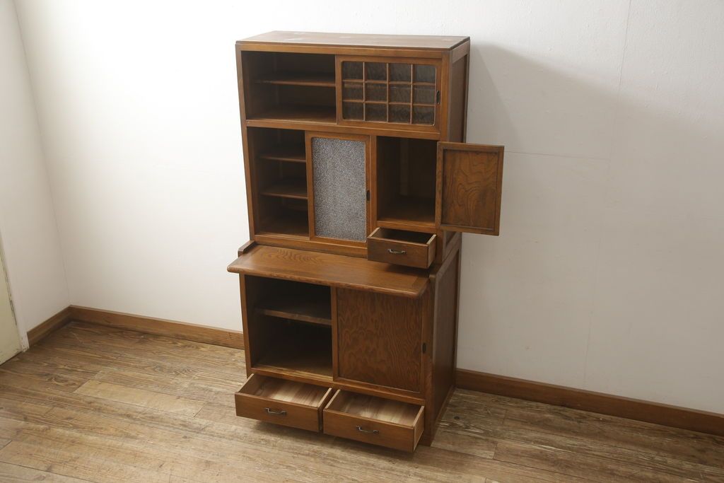 食器棚をリペア&カスタム!上段引き戸にゆらゆらガラスをはめこみ、下段引き戸内部に棚板を1枚製作。修繕箇所は本体と馴染ませ、現状のお品物に合わせて1トーン程落ち着いた色に着色。(収納棚、キャビネット)