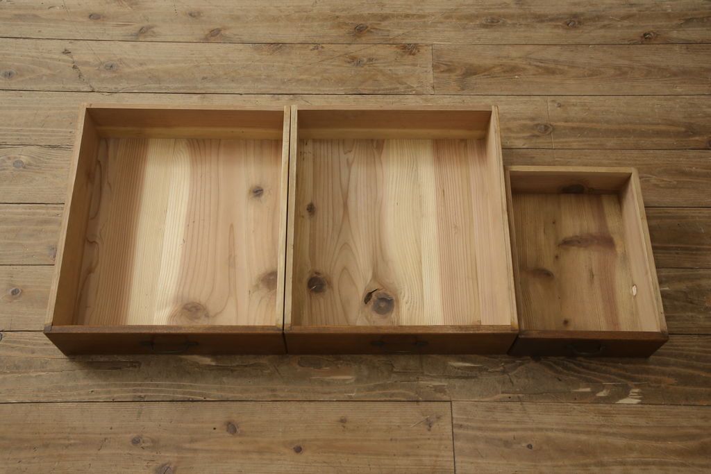 食器棚をリペア&カスタム!上段引き戸にゆらゆらガラスをはめこみ、下段引き戸内部に棚板を1枚製作。修繕箇所は本体と馴染ませ、現状のお品物に合わせて1トーン程落ち着いた色に着色。(収納棚、キャビネット)