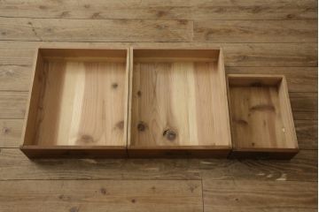 食器棚をリペア&カスタム!上段引き戸にゆらゆらガラスをはめこみ、下段引き戸内部に棚板を1枚製作。修繕箇所は本体と馴染ませ、現状のお品物に合わせて1トーン程落ち着いた色に着色。(収納棚、キャビネット)