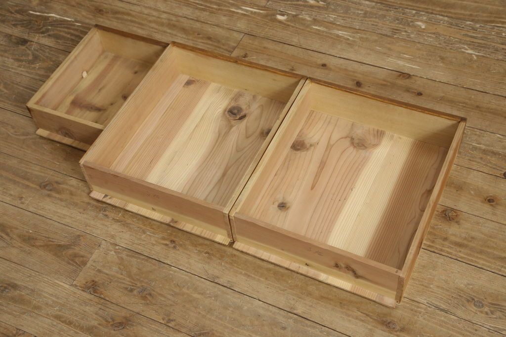 食器棚をリペア&カスタム!上段引き戸にゆらゆらガラスをはめこみ、下段引き戸内部に棚板を1枚製作。修繕箇所は本体と馴染ませ、現状のお品物に合わせて1トーン程落ち着いた色に着色。(収納棚、キャビネット)