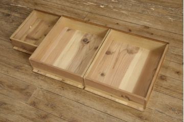 食器棚をリペア&カスタム!上段引き戸にゆらゆらガラスをはめこみ、下段引き戸内部に棚板を1枚製作。修繕箇所は本体と馴染ませ、現状のお品物に合わせて1トーン程落ち着いた色に着色。(収納棚、キャビネット)