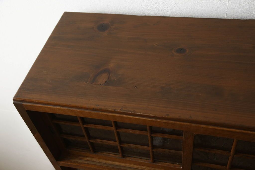 食器棚をリペア&カスタム!上段引き戸にゆらゆらガラスをはめこみ、下段引き戸内部に棚板を1枚製作。修繕箇所は本体と馴染ませ、現状のお品物に合わせて1トーン程落ち着いた色に着色。(収納棚、キャビネット)