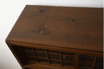 食器棚をリペア&カスタム!上段引き戸にゆらゆらガラスをはめこみ、下段引き戸内部に棚板を1枚製作。修繕箇所は本体と馴染ませ、現状のお品物に合わせて1トーン程落ち着いた色に着色。(収納棚、キャビネット)