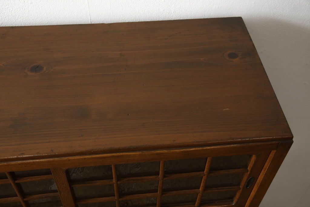 食器棚をリペア&カスタム!上段引き戸にゆらゆらガラスをはめこみ、下段引き戸内部に棚板を1枚製作。修繕箇所は本体と馴染ませ、現状のお品物に合わせて1トーン程落ち着いた色に着色。(収納棚、キャビネット)