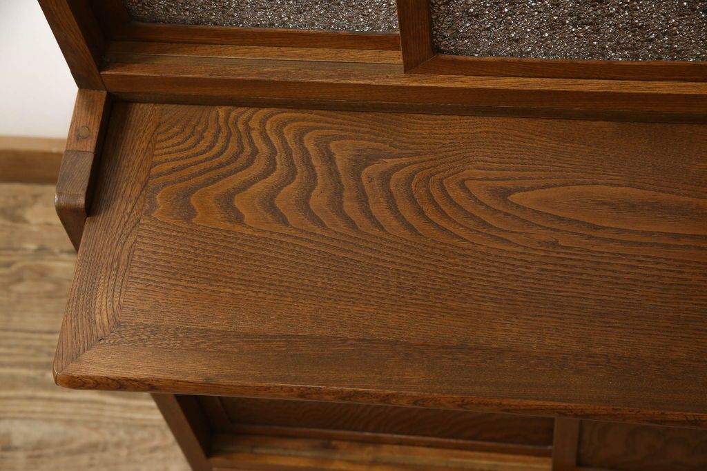 食器棚をリペア&カスタム!上段引き戸にゆらゆらガラスをはめこみ、下段引き戸内部に棚板を1枚製作。修繕箇所は本体と馴染ませ、現状のお品物に合わせて1トーン程落ち着いた色に着色。(収納棚、キャビネット)