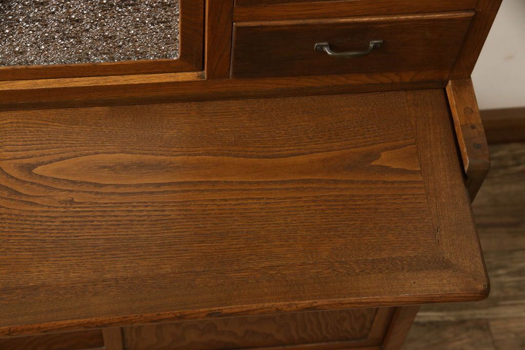 食器棚をリペア&カスタム!上段引き戸にゆらゆらガラスをはめこみ、下段引き戸内部に棚板を1枚製作。修繕箇所は本体と馴染ませ、現状のお品物に合わせて1トーン程落ち着いた色に着色。(収納棚、キャビネット)