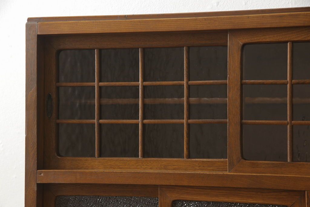 食器棚をリペア&カスタム!上段引き戸にゆらゆらガラスをはめこみ、下段引き戸内部に棚板を1枚製作。修繕箇所は本体と馴染ませ、現状のお品物に合わせて1トーン程落ち着いた色に着色。(収納棚、キャビネット)