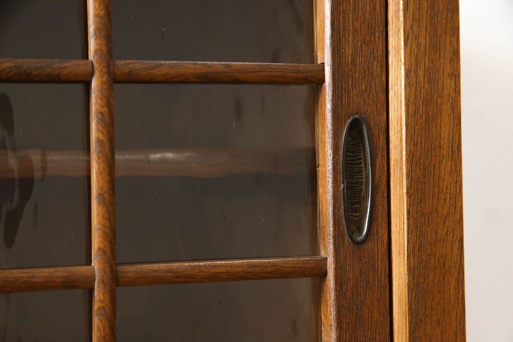 食器棚をリペア&カスタム!上段引き戸にゆらゆらガラスをはめこみ、下段引き戸内部に棚板を1枚製作。修繕箇所は本体と馴染ませ、現状のお品物に合わせて1トーン程落ち着いた色に着色。(収納棚、キャビネット)