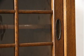 食器棚をリペア&カスタム!上段引き戸にゆらゆらガラスをはめこみ、下段引き戸内部に棚板を1枚製作。修繕箇所は本体と馴染ませ、現状のお品物に合わせて1トーン程落ち着いた色に着色。(収納棚、キャビネット)