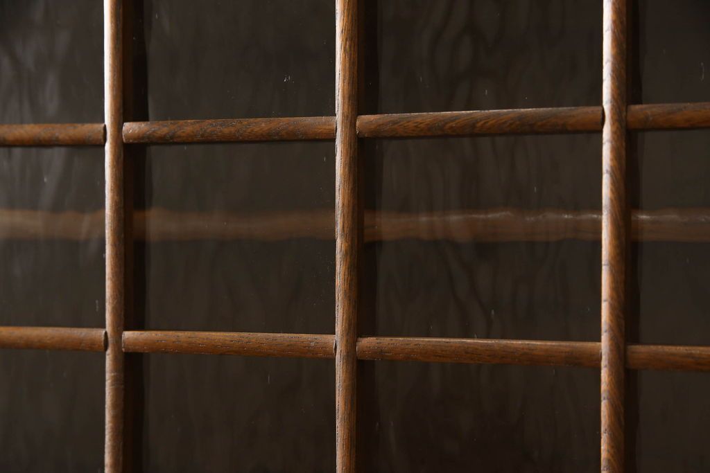 食器棚をリペア&カスタム!上段引き戸にゆらゆらガラスをはめこみ、下段引き戸内部に棚板を1枚製作。修繕箇所は本体と馴染ませ、現状のお品物に合わせて1トーン程落ち着いた色に着色。(収納棚、キャビネット)