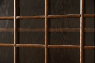 食器棚をリペア&カスタム!上段引き戸にゆらゆらガラスをはめこみ、下段引き戸内部に棚板を1枚製作。修繕箇所は本体と馴染ませ、現状のお品物に合わせて1トーン程落ち着いた色に着色。(収納棚、キャビネット)