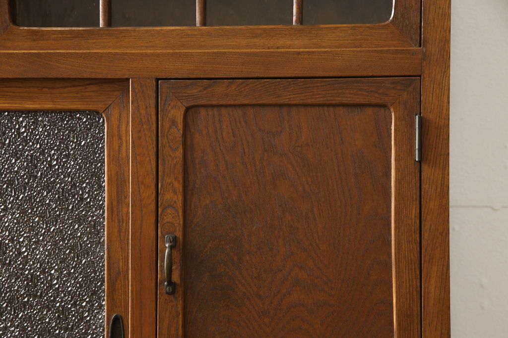 食器棚をリペア&カスタム!上段引き戸にゆらゆらガラスをはめこみ、下段引き戸内部に棚板を1枚製作。修繕箇所は本体と馴染ませ、現状のお品物に合わせて1トーン程落ち着いた色に着色。(収納棚、キャビネット)