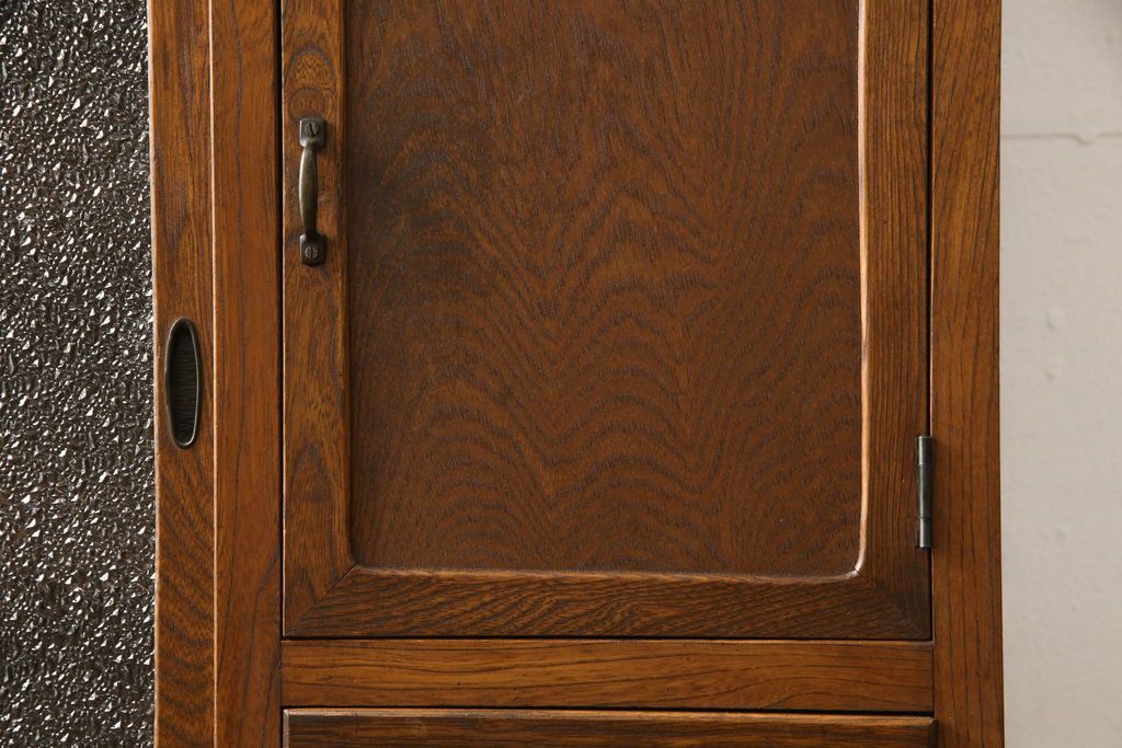 食器棚をリペア&カスタム!上段引き戸にゆらゆらガラスをはめこみ、下段引き戸内部に棚板を1枚製作。修繕箇所は本体と馴染ませ、現状のお品物に合わせて1トーン程落ち着いた色に着色。(収納棚、キャビネット)