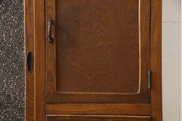 食器棚をリペア&カスタム!上段引き戸にゆらゆらガラスをはめこみ、下段引き戸内部に棚板を1枚製作。修繕箇所は本体と馴染ませ、現状のお品物に合わせて1トーン程落ち着いた色に着色。(収納棚、キャビネット)