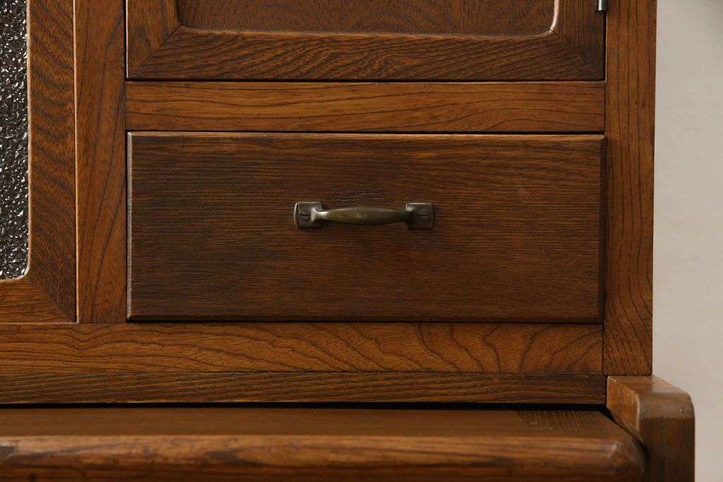 食器棚をリペア&カスタム!上段引き戸にゆらゆらガラスをはめこみ、下段引き戸内部に棚板を1枚製作。修繕箇所は本体と馴染ませ、現状のお品物に合わせて1トーン程落ち着いた色に着色。(収納棚、キャビネット)