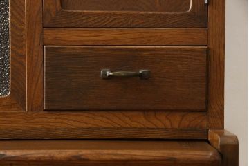 食器棚をリペア&カスタム!上段引き戸にゆらゆらガラスをはめこみ、下段引き戸内部に棚板を1枚製作。修繕箇所は本体と馴染ませ、現状のお品物に合わせて1トーン程落ち着いた色に着色。(収納棚、キャビネット)