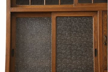 食器棚をリペア&カスタム!上段引き戸にゆらゆらガラスをはめこみ、下段引き戸内部に棚板を1枚製作。修繕箇所は本体と馴染ませ、現状のお品物に合わせて1トーン程落ち着いた色に着色。(収納棚、キャビネット)