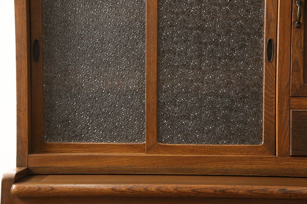 食器棚をリペア&カスタム!上段引き戸にゆらゆらガラスをはめこみ、下段引き戸内部に棚板を1枚製作。修繕箇所は本体と馴染ませ、現状のお品物に合わせて1トーン程落ち着いた色に着色。(収納棚、キャビネット)