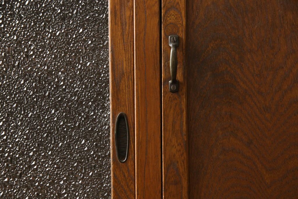 食器棚をリペア&カスタム!上段引き戸にゆらゆらガラスをはめこみ、下段引き戸内部に棚板を1枚製作。修繕箇所は本体と馴染ませ、現状のお品物に合わせて1トーン程落ち着いた色に着色。(収納棚、キャビネット)