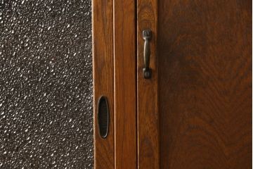 食器棚をリペア&カスタム!上段引き戸にゆらゆらガラスをはめこみ、下段引き戸内部に棚板を1枚製作。修繕箇所は本体と馴染ませ、現状のお品物に合わせて1トーン程落ち着いた色に着色。(収納棚、キャビネット)