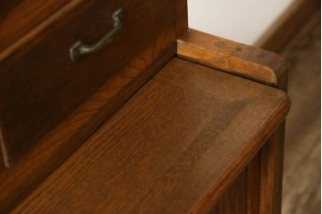 食器棚をリペア&カスタム!上段引き戸にゆらゆらガラスをはめこみ、下段引き戸内部に棚板を1枚製作。修繕箇所は本体と馴染ませ、現状のお品物に合わせて1トーン程落ち着いた色に着色。(収納棚、キャビネット)