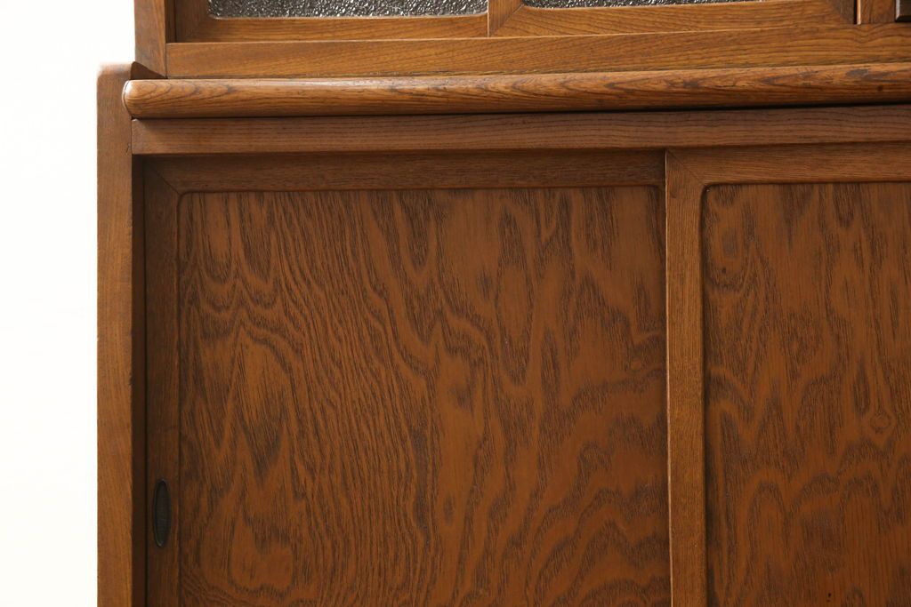 食器棚をリペア&カスタム!上段引き戸にゆらゆらガラスをはめこみ、下段引き戸内部に棚板を1枚製作。修繕箇所は本体と馴染ませ、現状のお品物に合わせて1トーン程落ち着いた色に着色。(収納棚、キャビネット)