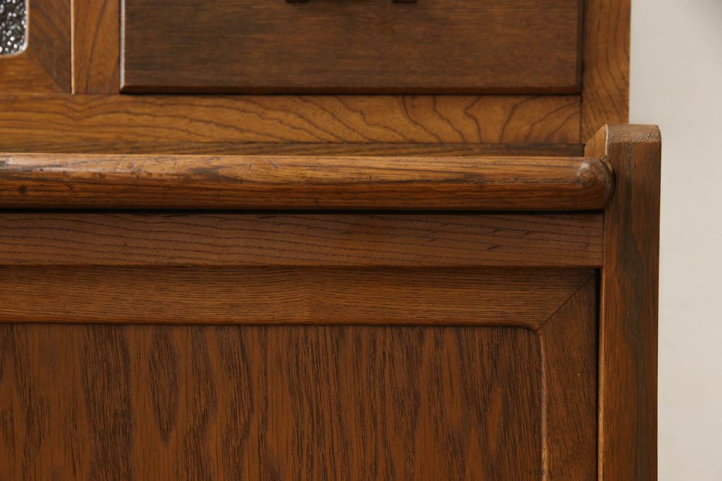 食器棚をリペア&カスタム!上段引き戸にゆらゆらガラスをはめこみ、下段引き戸内部に棚板を1枚製作。修繕箇所は本体と馴染ませ、現状のお品物に合わせて1トーン程落ち着いた色に着色。(収納棚、キャビネット)