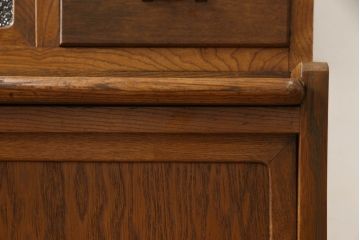 食器棚をリペア&カスタム!上段引き戸にゆらゆらガラスをはめこみ、下段引き戸内部に棚板を1枚製作。修繕箇所は本体と馴染ませ、現状のお品物に合わせて1トーン程落ち着いた色に着色。(収納棚、キャビネット)