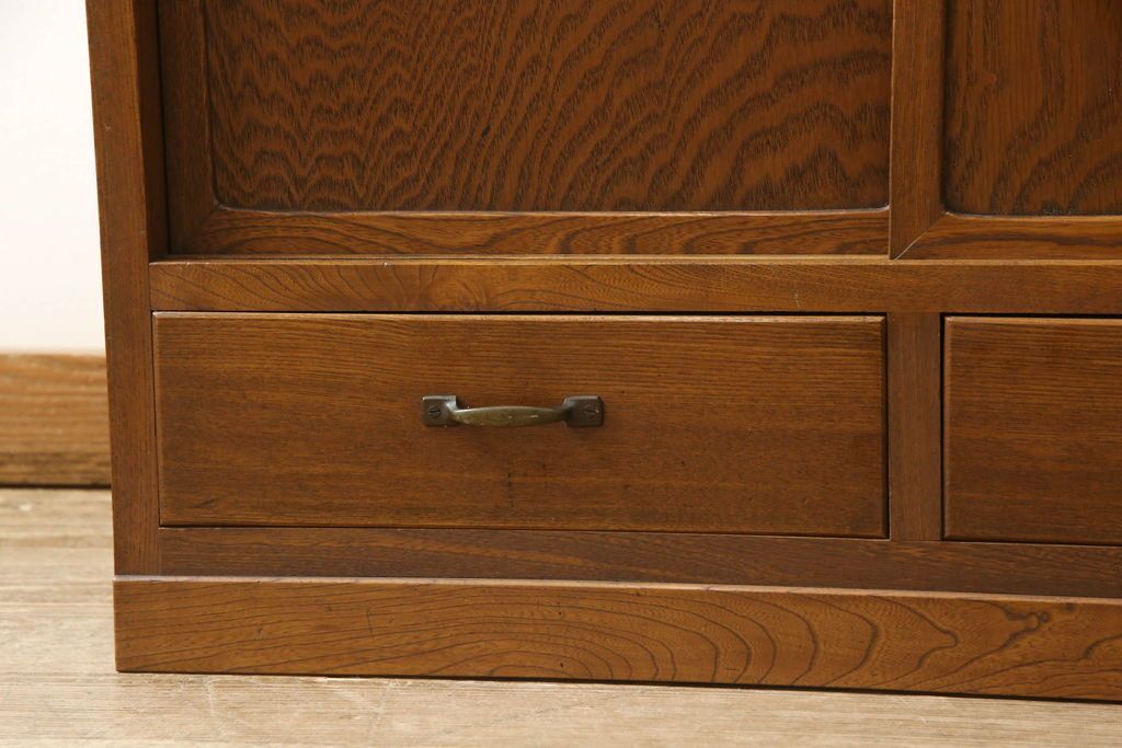 食器棚をリペア&カスタム!上段引き戸にゆらゆらガラスをはめこみ、下段引き戸内部に棚板を1枚製作。修繕箇所は本体と馴染ませ、現状のお品物に合わせて1トーン程落ち着いた色に着色。(収納棚、キャビネット)