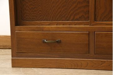 食器棚をリペア&カスタム!上段引き戸にゆらゆらガラスをはめこみ、下段引き戸内部に棚板を1枚製作。修繕箇所は本体と馴染ませ、現状のお品物に合わせて1トーン程落ち着いた色に着色。(収納棚、キャビネット)